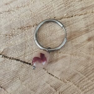 Mini pampille perle ovale nacre et bordeaux