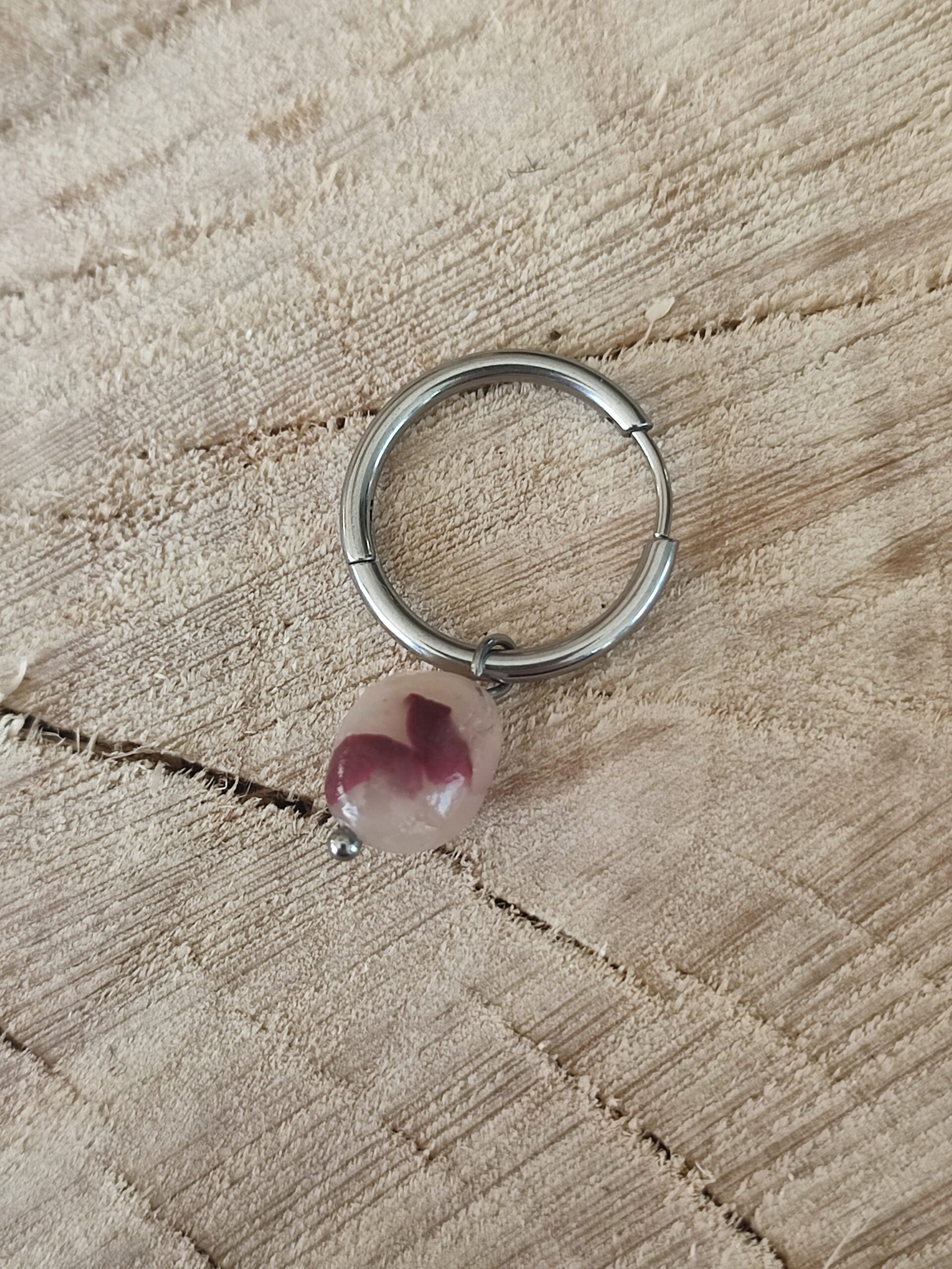 Mini pampille perle ovale nacre et bordeaux