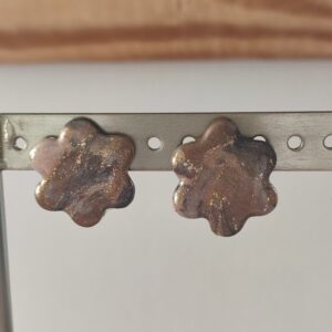 Boucle clou fleur bronze