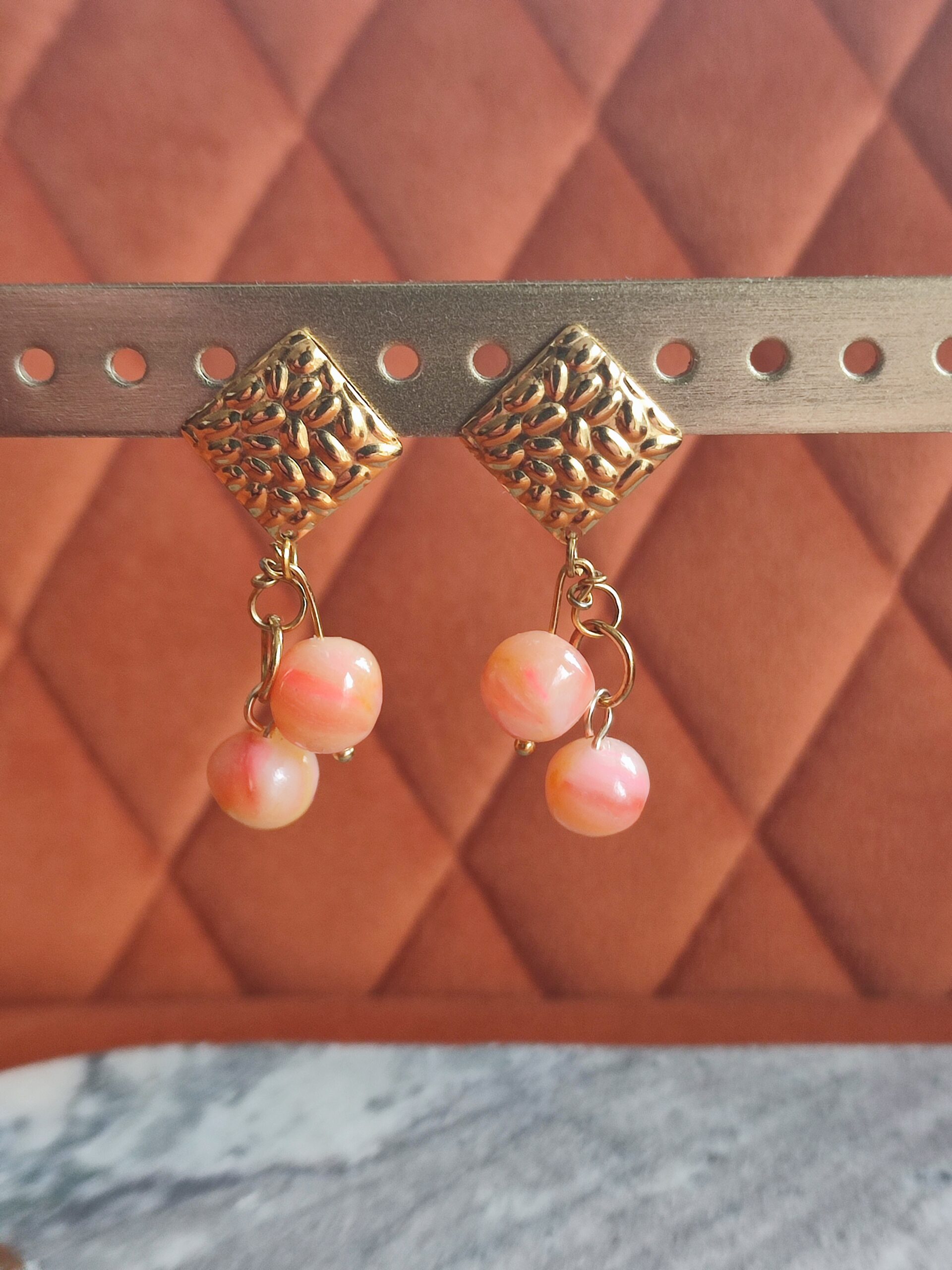 Boucles d'oreilles pendantes billes rose & orange – Image 2