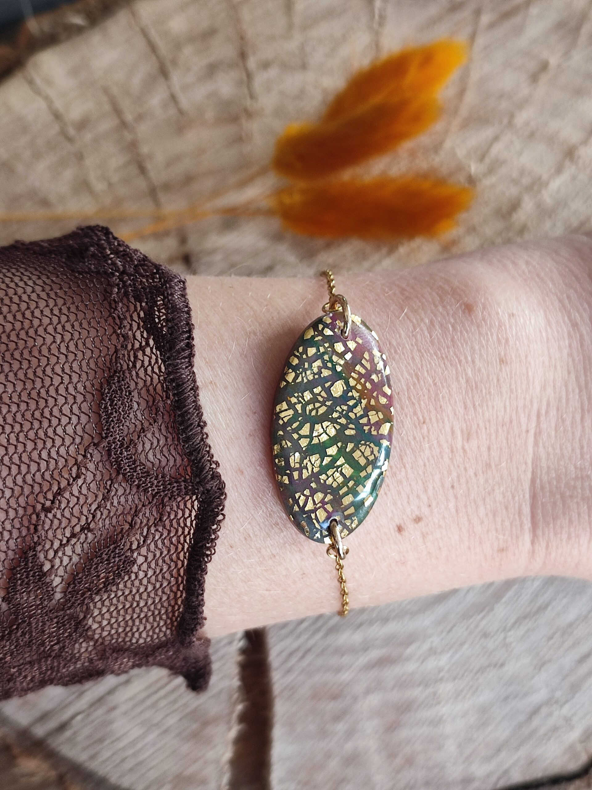 Bracelet doré médaillon vert orangé doré – Image 2