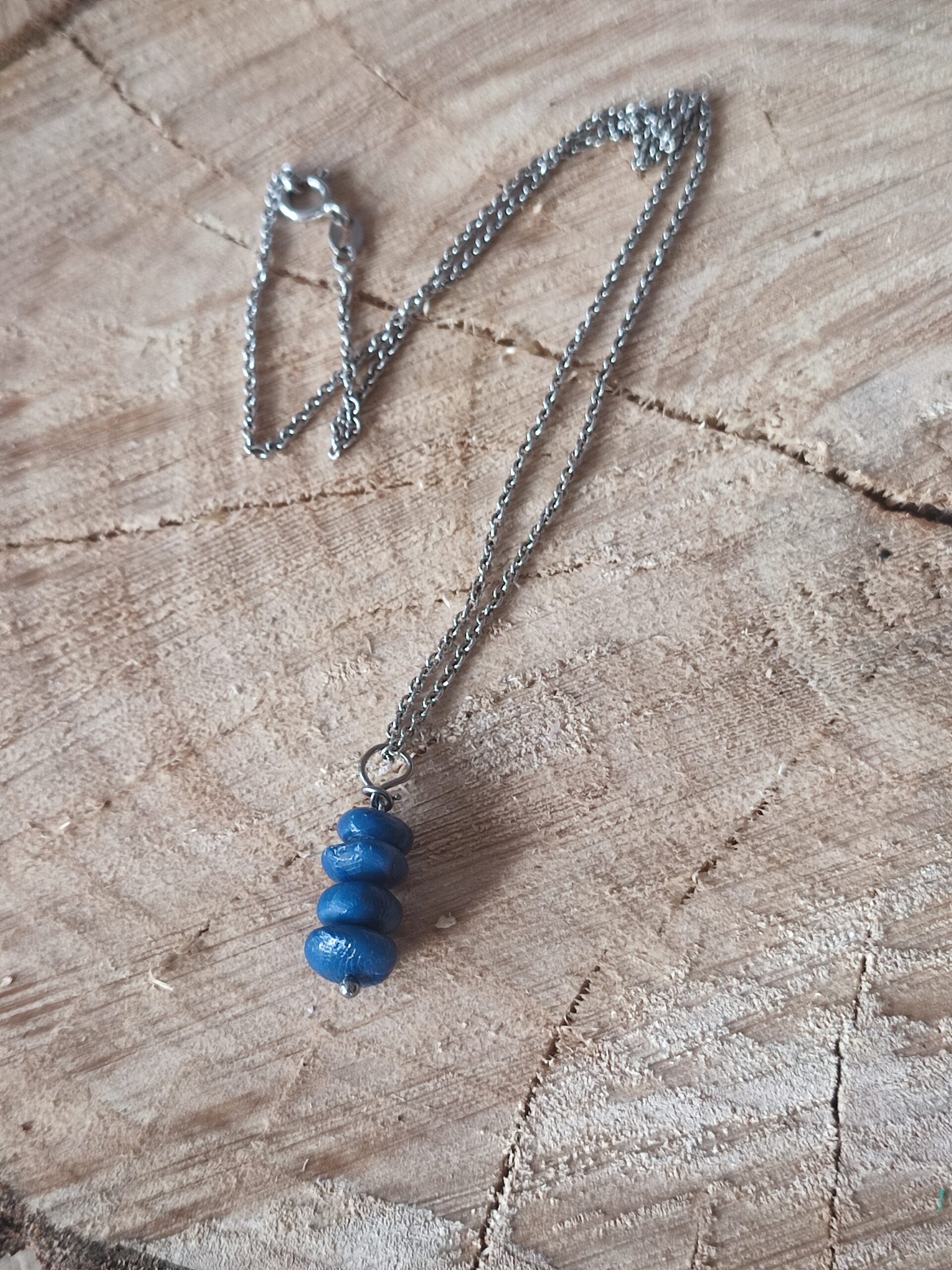 Pendentif perles bleues