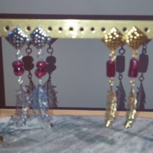 Boucles d'oreilles perle prune & breloque plume