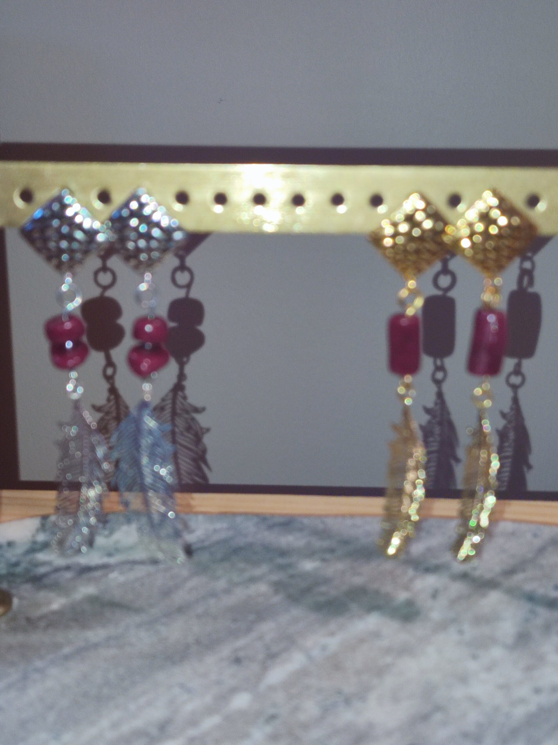 Boucles d'oreilles perle prune & breloque plume
